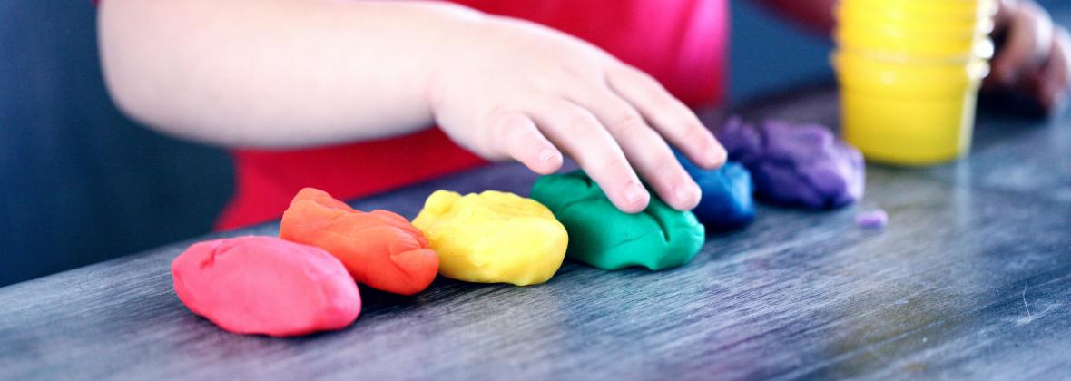 Kind speelt met play-doh