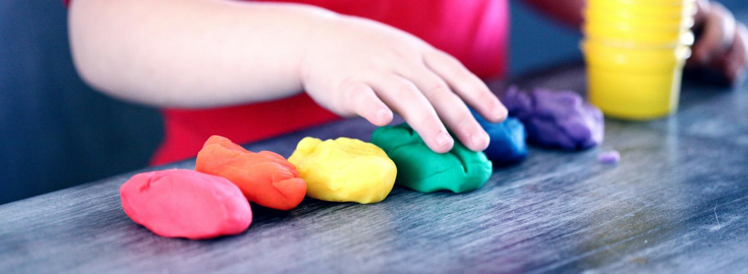 Kind speelt met play-doh